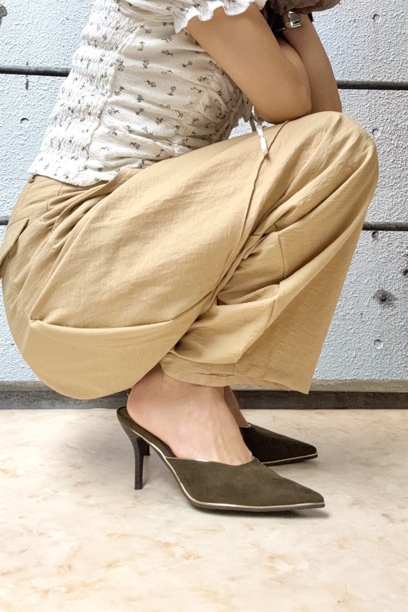 R&E ゴールドパイピングミュールパンプス